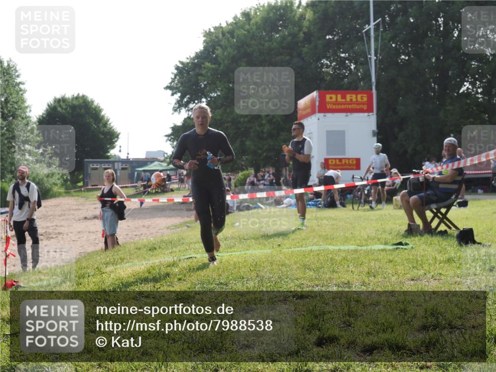 15.06.2025 - 27. Vierlanden-Triathlon KatJ http://msf.ph/oto/7988538 15.06.2025 09:05:24 Schwimmen 209, 221, 222 meine-sportfotos.de