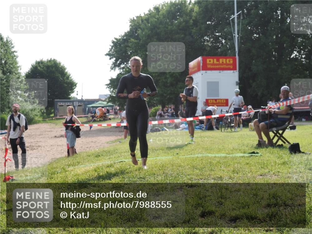 15.06.2025 - 27. Vierlanden-Triathlon KatJ http://msf.ph/oto/7988555 15.06.2025 09:05:25 Schwimmen 209, 221, 222 meine-sportfotos.de