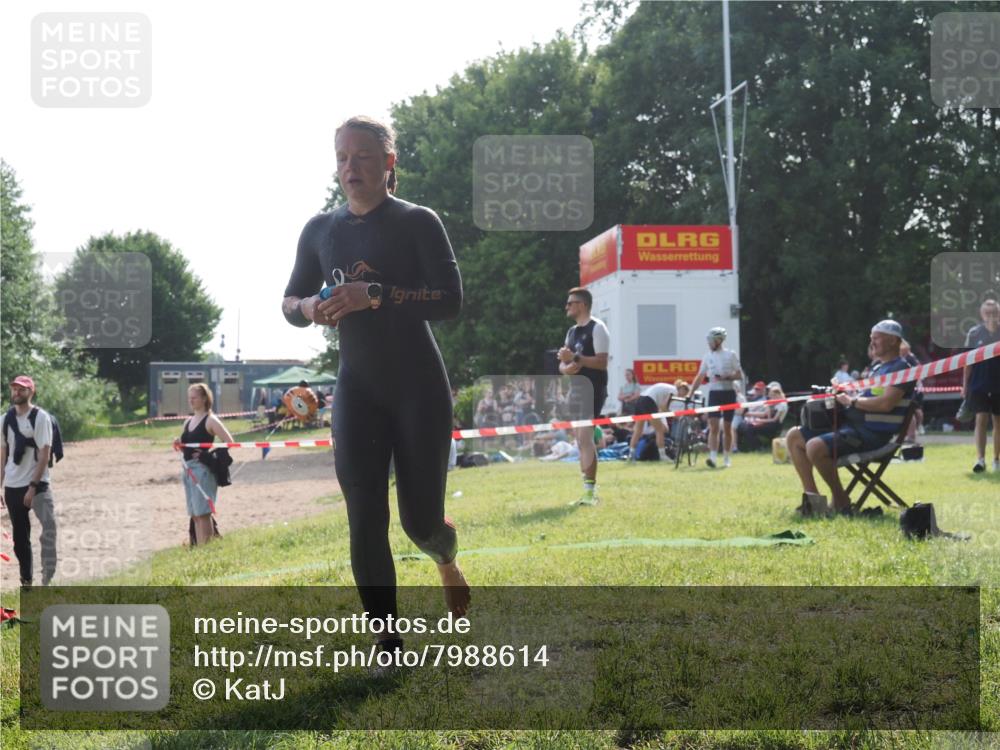 15.06.2025 - 27. Vierlanden-Triathlon KatJ http://msf.ph/oto/7988614 15.06.2025 09:05:26 Schwimmen 209, 221, 222 meine-sportfotos.de
