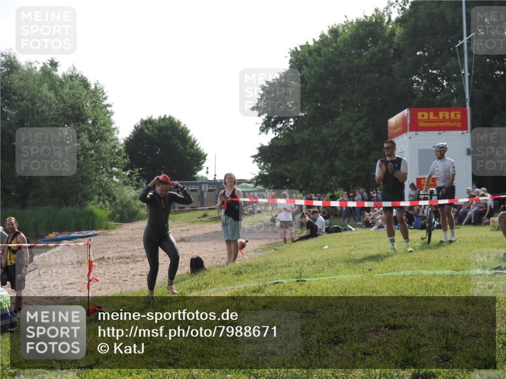 15.06.2025 - 27. Vierlanden-Triathlon KatJ http://msf.ph/oto/7988671 15.06.2025 09:06:14 Schwimmen 216 meine-sportfotos.de