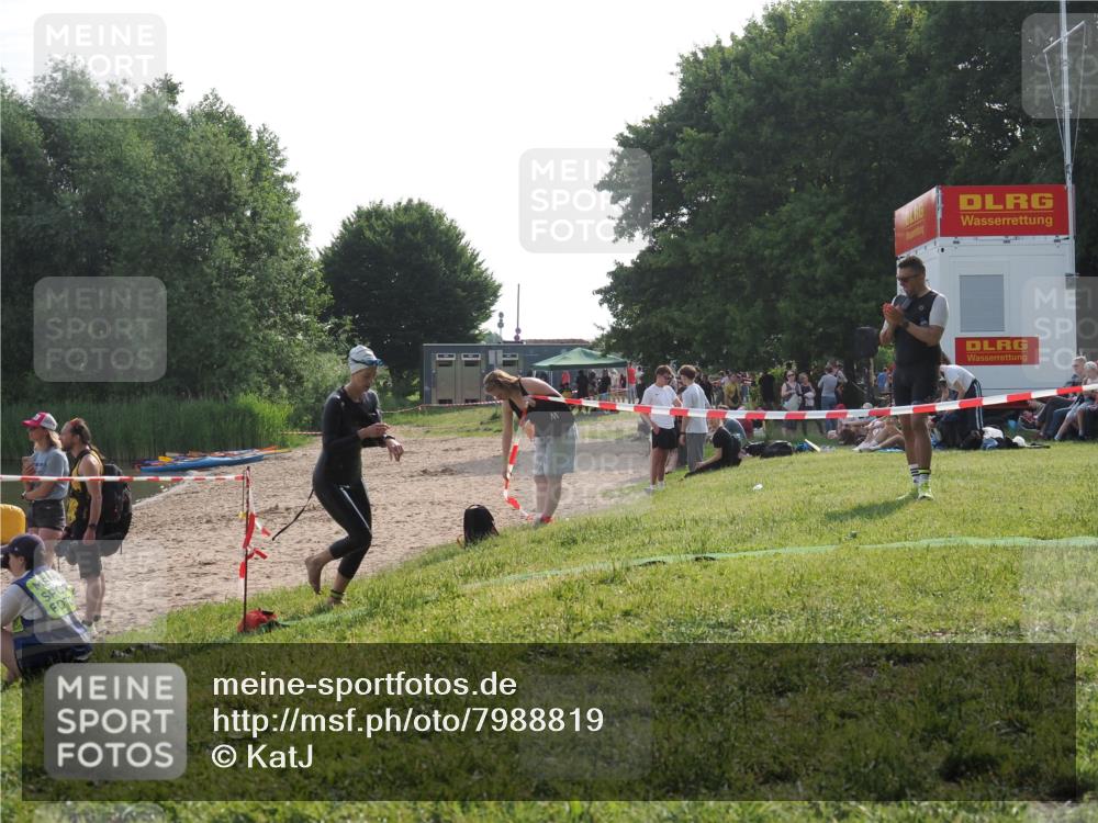 15.06.2025 - 27. Vierlanden-Triathlon KatJ http://msf.ph/oto/7988819 15.06.2025 09:06:58 Schwimmen 212, 251 meine-sportfotos.de