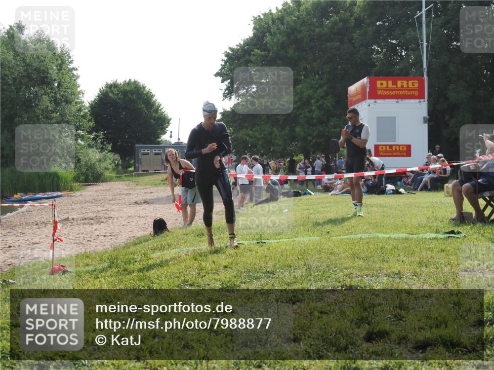 15.06.2025 - 27. Vierlanden-Triathlon KatJ http://msf.ph/oto/7988877 15.06.2025 09:06:59 Schwimmen 212, 251 meine-sportfotos.de