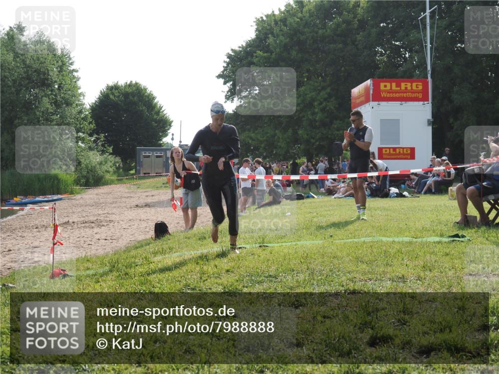 15.06.2025 - 27. Vierlanden-Triathlon KatJ http://msf.ph/oto/7988888 15.06.2025 09:06:59 Schwimmen 212, 251 meine-sportfotos.de