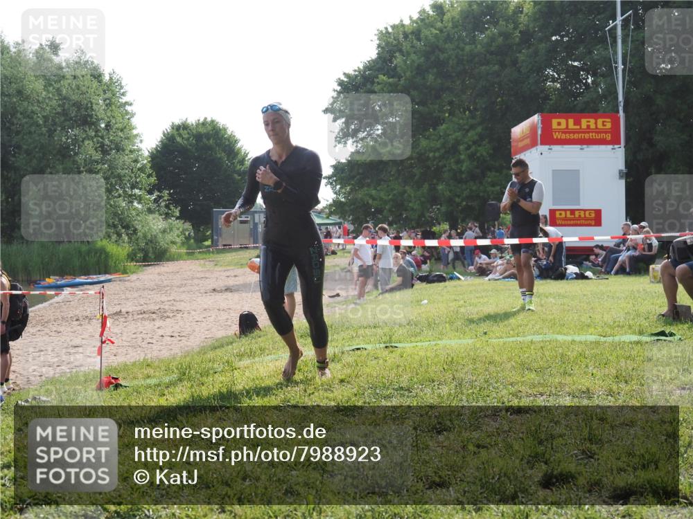 15.06.2025 - 27. Vierlanden-Triathlon KatJ http://msf.ph/oto/7988923 15.06.2025 09:07:00 Schwimmen 212, 251 meine-sportfotos.de