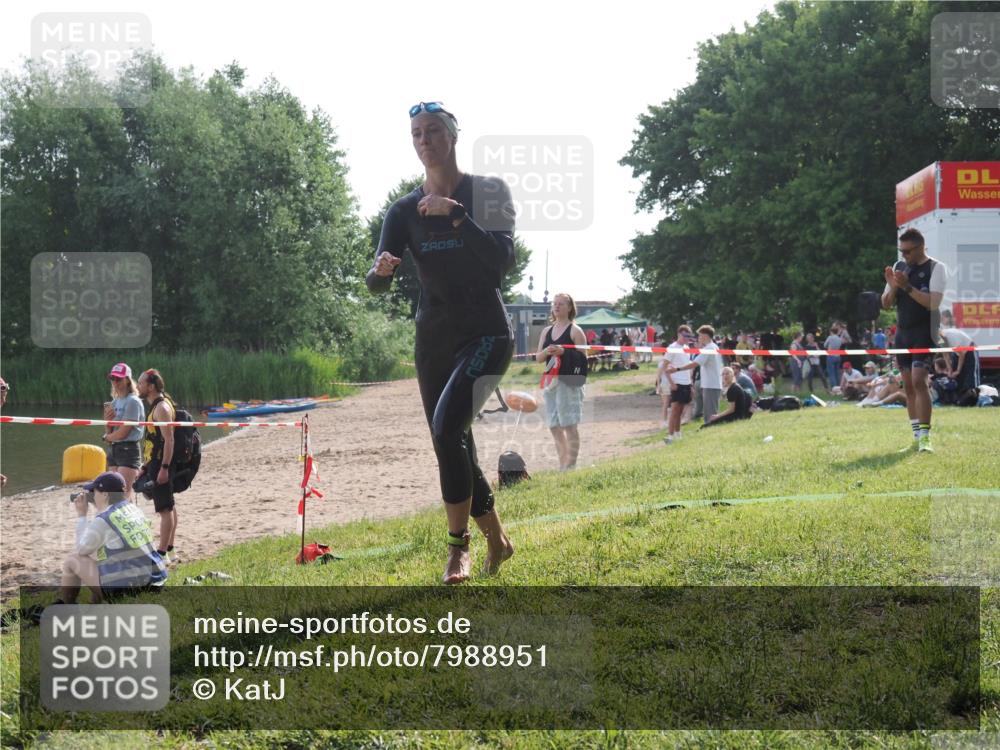 15.06.2025 - 27. Vierlanden-Triathlon KatJ http://msf.ph/oto/7988951 15.06.2025 09:07:00 Schwimmen 212, 251 meine-sportfotos.de