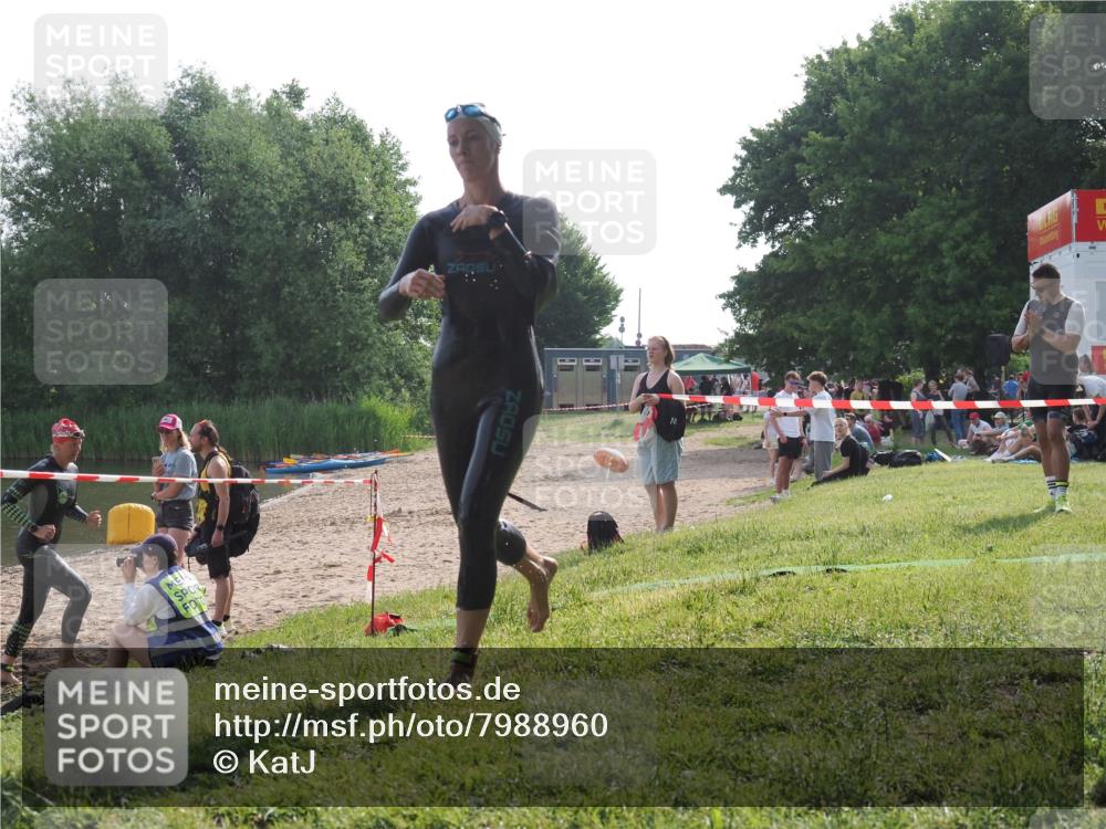 15.06.2025 - 27. Vierlanden-Triathlon KatJ http://msf.ph/oto/7988960 15.06.2025 09:07:00 Schwimmen 212, 251 meine-sportfotos.de