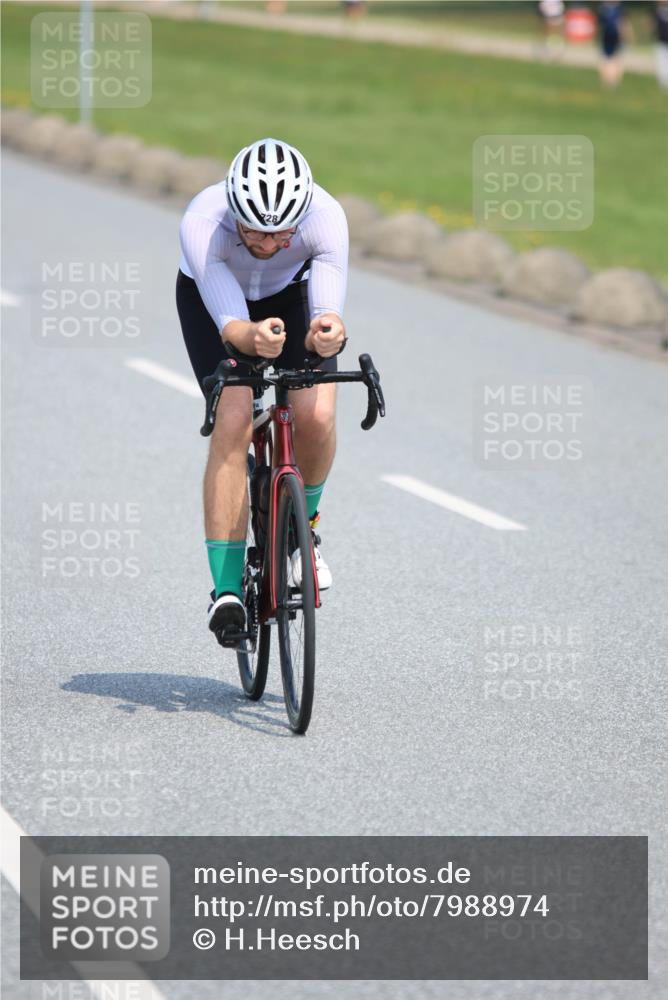 21.06.2025 - 27. Vierlanden-Triathlon H.Heesch http://msf.ph/oto/7988974 15.06.2025 11:45:34 Radfahren 645, 728, 733 meine-sportfotos.de
