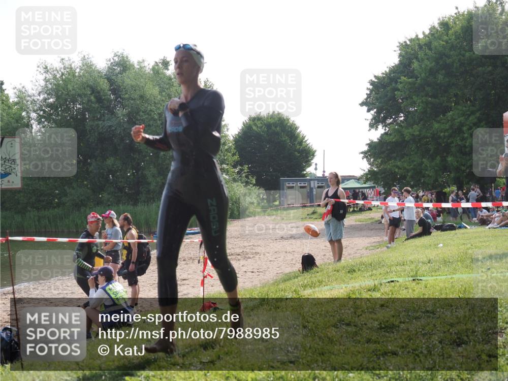15.06.2025 - 27. Vierlanden-Triathlon KatJ http://msf.ph/oto/7988985 15.06.2025 09:07:01 Schwimmen 212, 251 meine-sportfotos.de