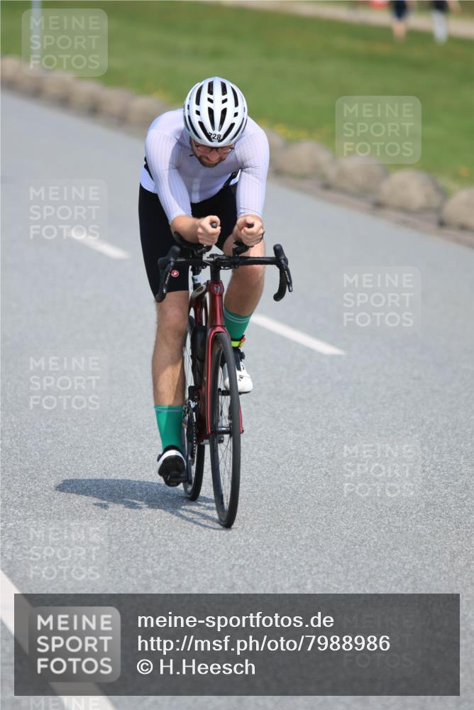 21.06.2025 - 27. Vierlanden-Triathlon H.Heesch http://msf.ph/oto/7988986 15.06.2025 11:45:34 Radfahren 645, 728, 733 meine-sportfotos.de
