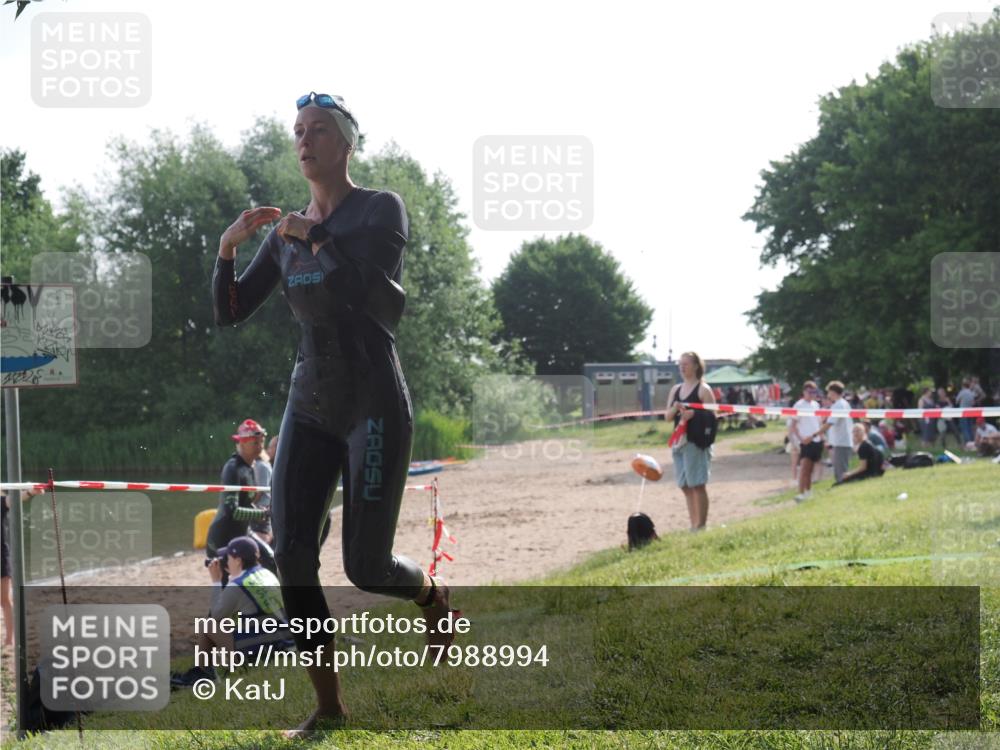 15.06.2025 - 27. Vierlanden-Triathlon KatJ http://msf.ph/oto/7988994 15.06.2025 09:07:01 Schwimmen 212, 251 meine-sportfotos.de