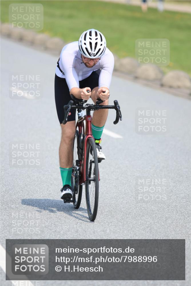 21.06.2025 - 27. Vierlanden-Triathlon H.Heesch http://msf.ph/oto/7988996 15.06.2025 11:45:35 Radfahren 645, 728, 733 meine-sportfotos.de