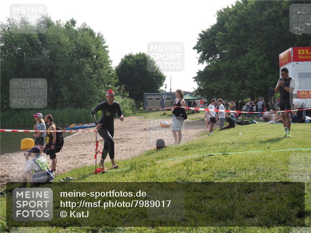 15.06.2025 - 27. Vierlanden-Triathlon KatJ http://msf.ph/oto/7989017 15.06.2025 09:07:02 Schwimmen 212, 251 meine-sportfotos.de