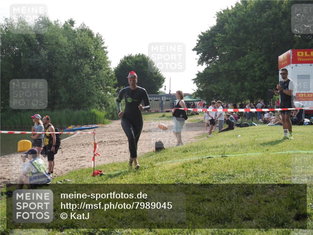 15.06.2025 - 27. Vierlanden-Triathlon KatJ http://msf.ph/oto/7989045 15.06.2025 09:07:03 Schwimmen 212, 251 meine-sportfotos.de