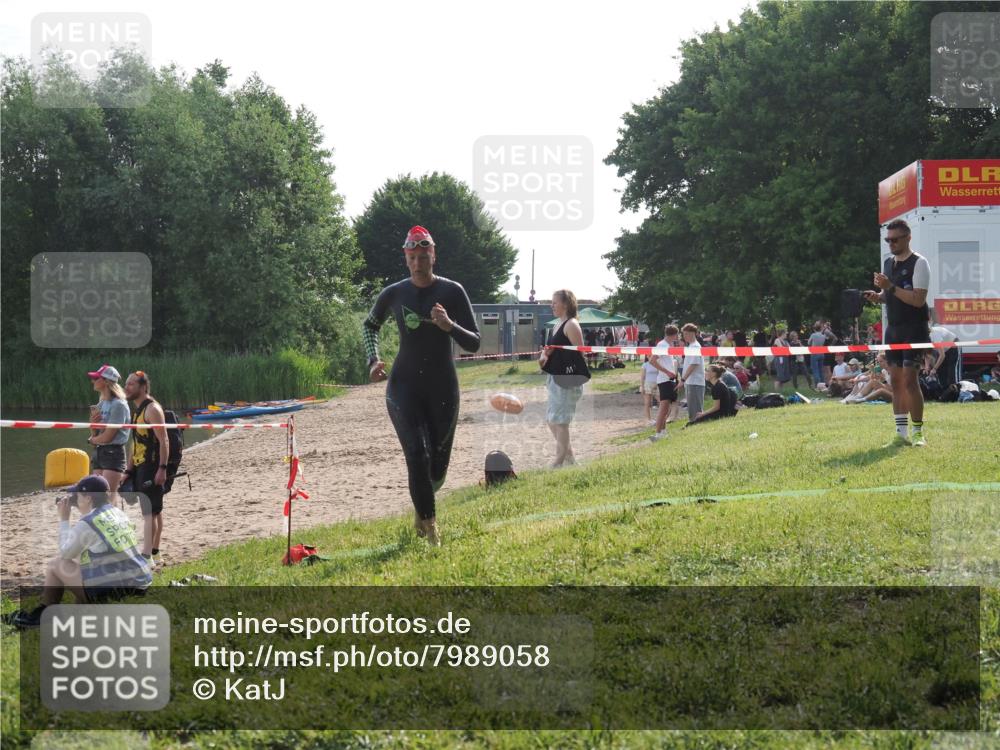15.06.2025 - 27. Vierlanden-Triathlon KatJ http://msf.ph/oto/7989058 15.06.2025 09:07:03 Schwimmen 212, 251 meine-sportfotos.de