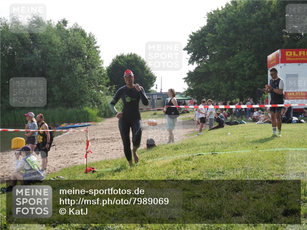 15.06.2025 - 27. Vierlanden-Triathlon KatJ http://msf.ph/oto/7989069 15.06.2025 09:07:03 Schwimmen 212, 251 meine-sportfotos.de