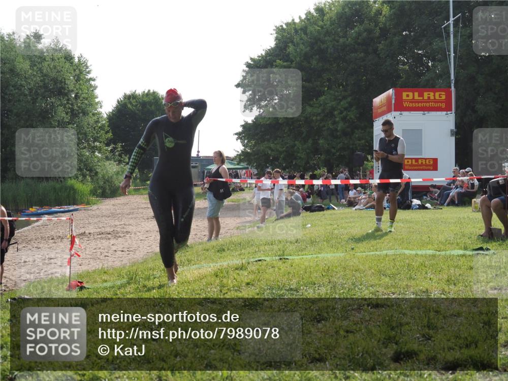 15.06.2025 - 27. Vierlanden-Triathlon KatJ http://msf.ph/oto/7989078 15.06.2025 09:07:04 Schwimmen 212, 251 meine-sportfotos.de