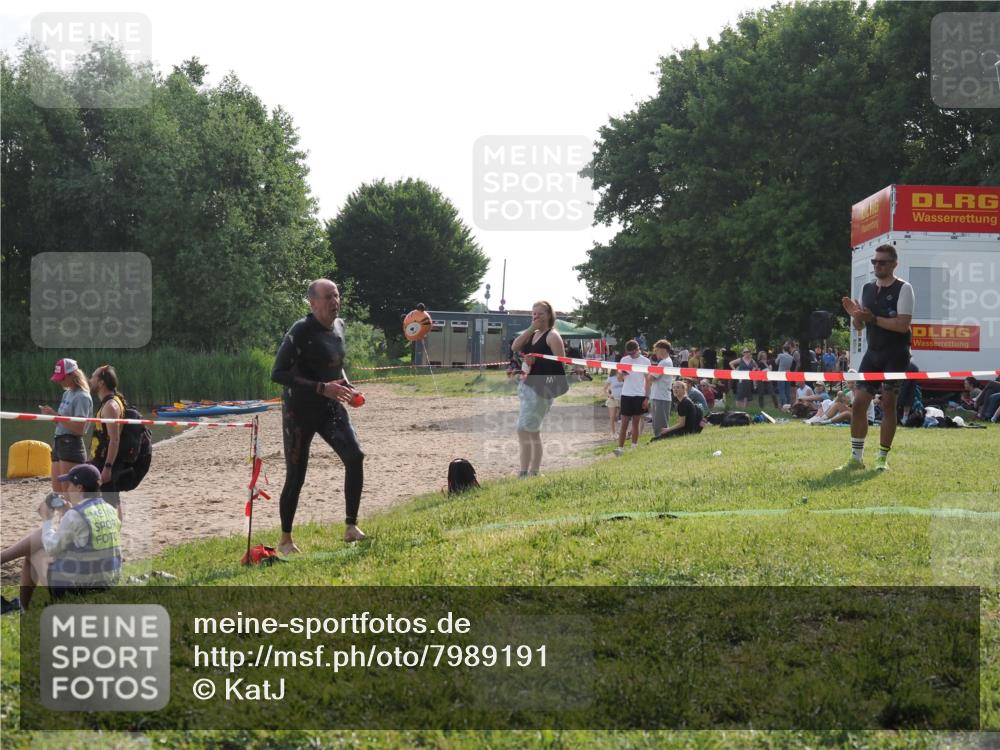 15.06.2025 - 27. Vierlanden-Triathlon KatJ http://msf.ph/oto/7989191 15.06.2025 09:07:11 Schwimmen 231, 251 meine-sportfotos.de