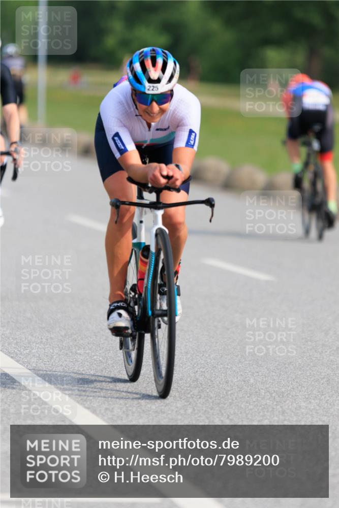 15.06.2025 - 27. Vierlanden-Triathlon H.Heesch http://msf.ph/oto/7989200 15.06.2025 09:32:10 Radfahren 123, 225 meine-sportfotos.de