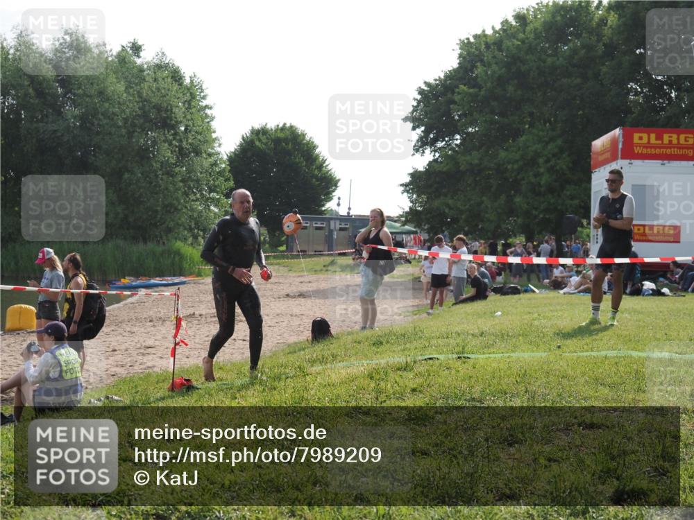 15.06.2025 - 27. Vierlanden-Triathlon KatJ http://msf.ph/oto/7989209 15.06.2025 09:07:11 Schwimmen 231, 251 meine-sportfotos.de