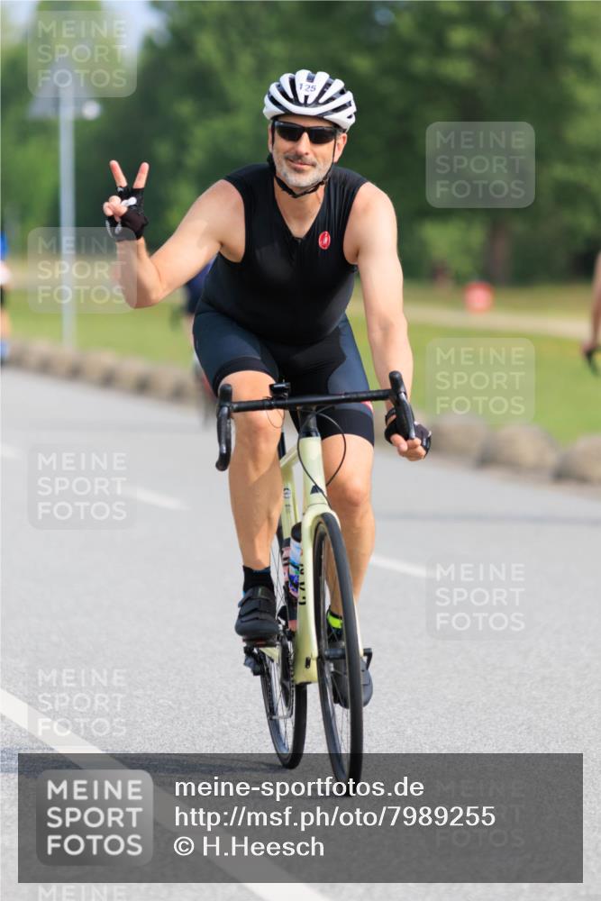15.06.2025 - 27. Vierlanden-Triathlon H.Heesch http://msf.ph/oto/7989255 15.06.2025 09:32:59 Radfahren 48, 125, 161, 235, 239 meine-sportfotos.de
