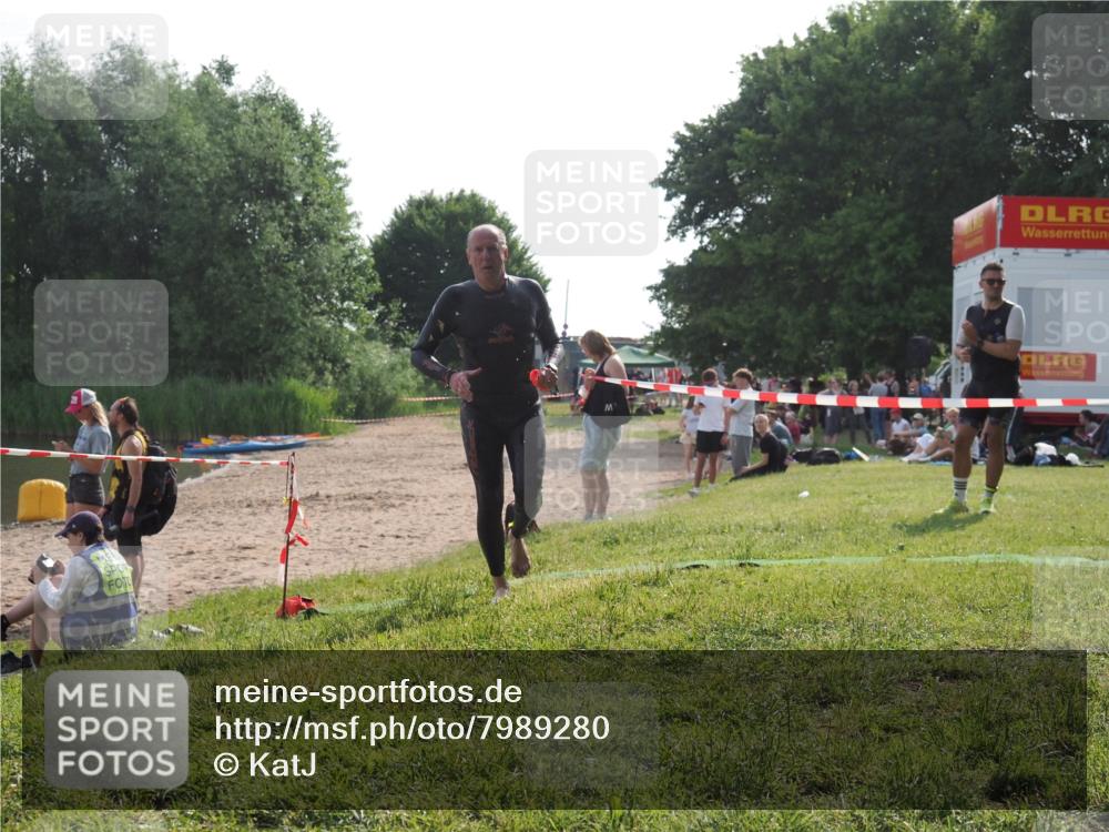 15.06.2025 - 27. Vierlanden-Triathlon KatJ http://msf.ph/oto/7989280 15.06.2025 09:07:12 Schwimmen 231, 251 meine-sportfotos.de