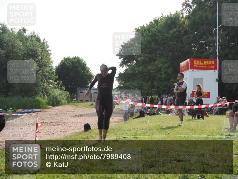 15.06.2025 - 27. Vierlanden-Triathlon KatJ http://msf.ph/oto/7989408 15.06.2025 09:08:39 Schwimmen 226 meine-sportfotos.de