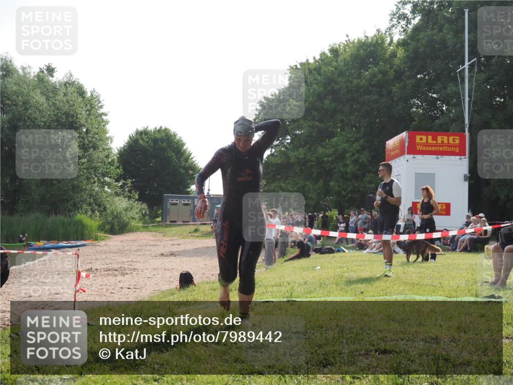 15.06.2025 - 27. Vierlanden-Triathlon KatJ http://msf.ph/oto/7989442 15.06.2025 09:08:39 Schwimmen 226 meine-sportfotos.de