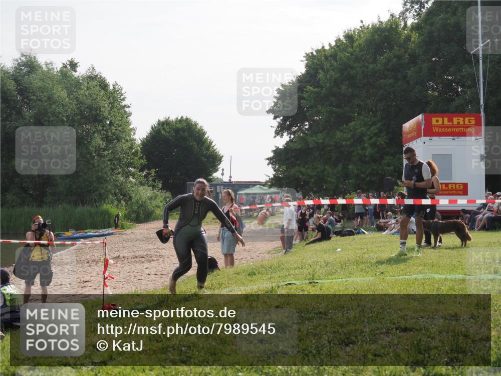 15.06.2025 - 27. Vierlanden-Triathlon KatJ http://msf.ph/oto/7989545 15.06.2025 09:09:00 Schwimmen 199, 204 meine-sportfotos.de