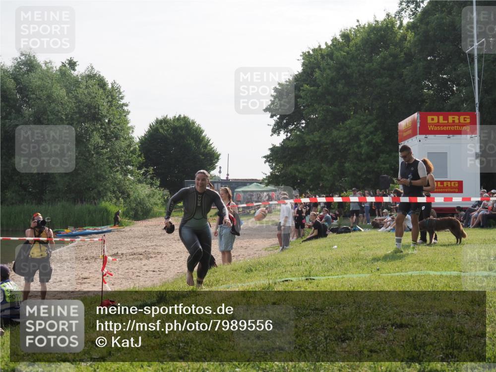 15.06.2025 - 27. Vierlanden-Triathlon KatJ http://msf.ph/oto/7989556 15.06.2025 09:09:00 Schwimmen 199, 204 meine-sportfotos.de