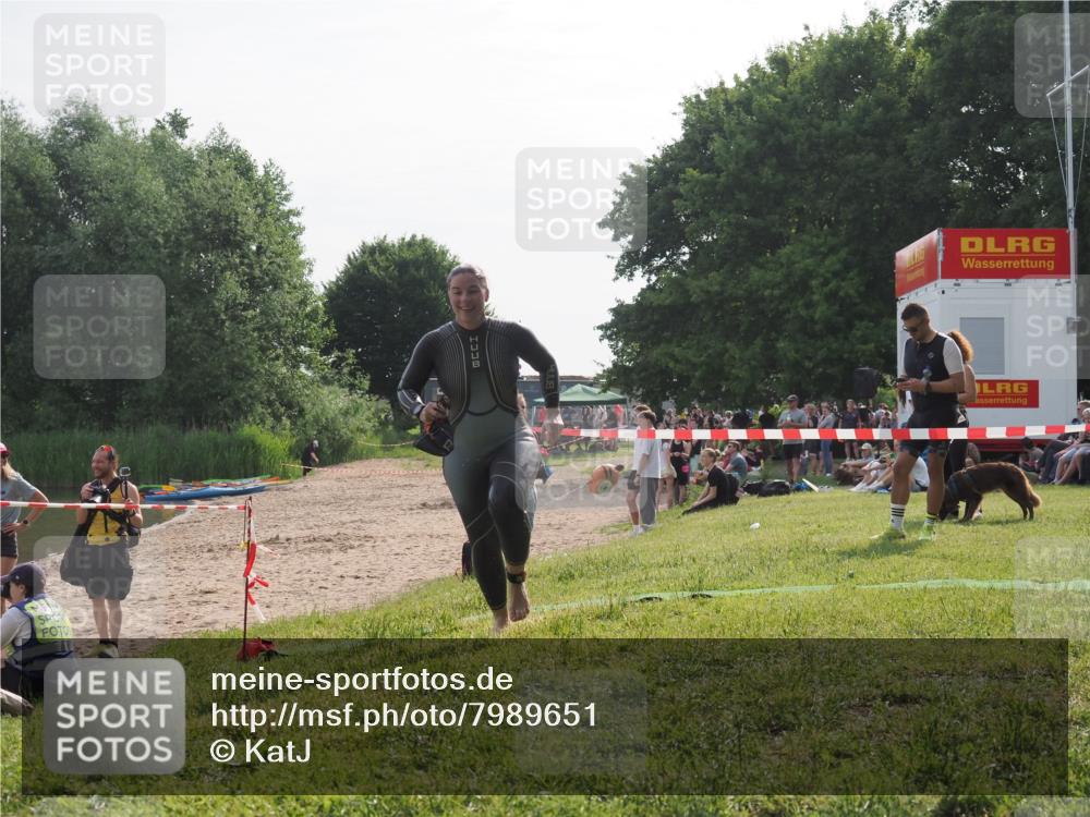 15.06.2025 - 27. Vierlanden-Triathlon KatJ http://msf.ph/oto/7989651 15.06.2025 09:09:01 Schwimmen 199, 204 meine-sportfotos.de