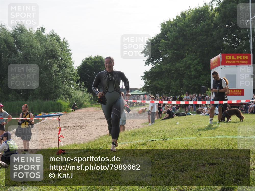 15.06.2025 - 27. Vierlanden-Triathlon KatJ http://msf.ph/oto/7989662 15.06.2025 09:09:01 Schwimmen 199, 204 meine-sportfotos.de