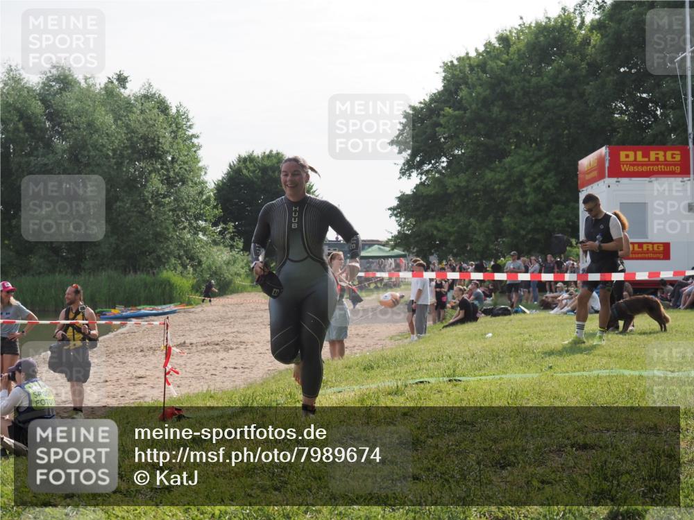 15.06.2025 - 27. Vierlanden-Triathlon KatJ http://msf.ph/oto/7989674 15.06.2025 09:09:01 Schwimmen 199, 204 meine-sportfotos.de