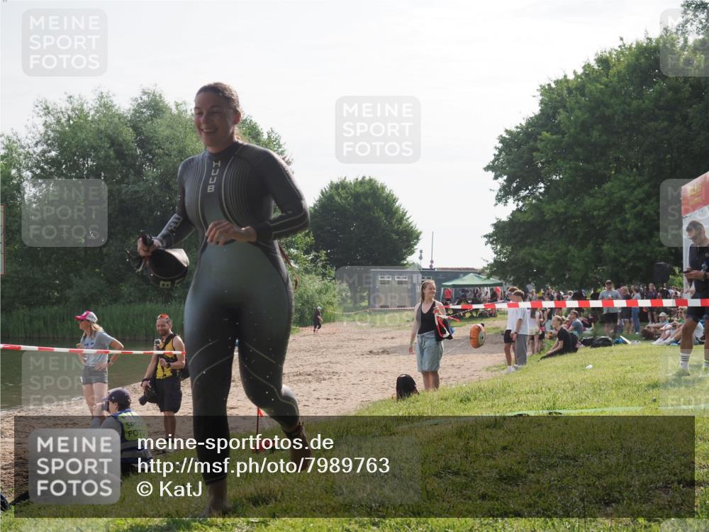 15.06.2025 - 27. Vierlanden-Triathlon KatJ http://msf.ph/oto/7989763 15.06.2025 09:09:02 Schwimmen 199, 204 meine-sportfotos.de
