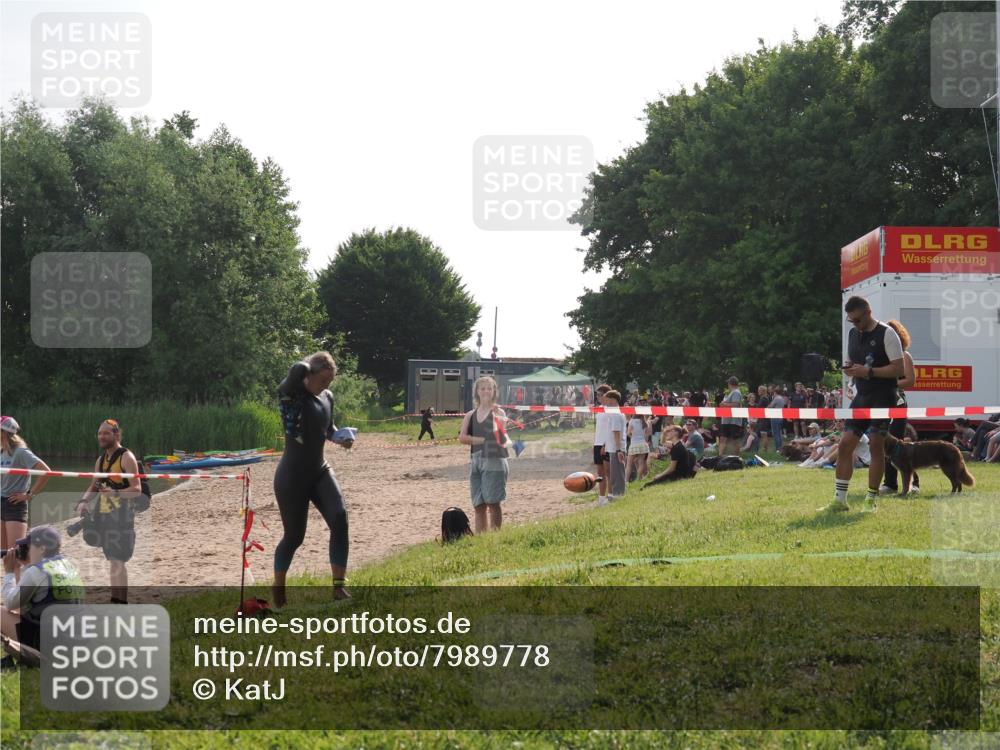 15.06.2025 - 27. Vierlanden-Triathlon KatJ http://msf.ph/oto/7989778 15.06.2025 09:09:06 Schwimmen 199, 204 meine-sportfotos.de