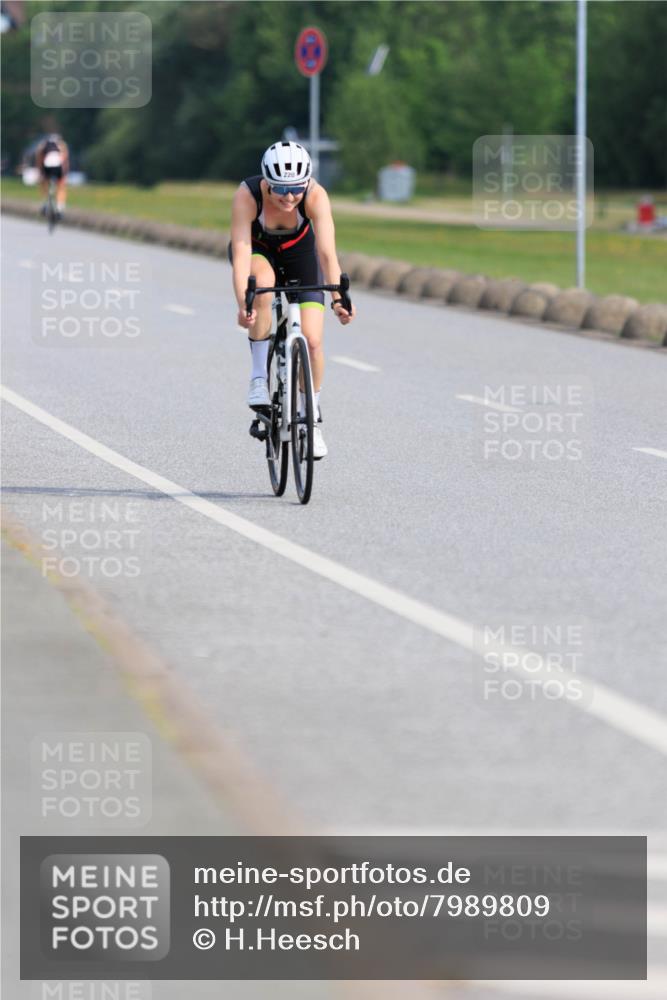 15.06.2025 - 27. Vierlanden-Triathlon H.Heesch http://msf.ph/oto/7989809 15.06.2025 09:43:00 Radfahren 25, 196, 220 meine-sportfotos.de