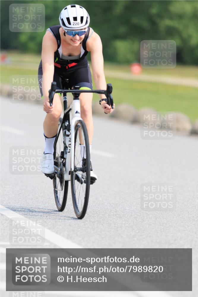 15.06.2025 - 27. Vierlanden-Triathlon H.Heesch http://msf.ph/oto/7989820 15.06.2025 09:43:02 Radfahren 25, 196, 220 meine-sportfotos.de