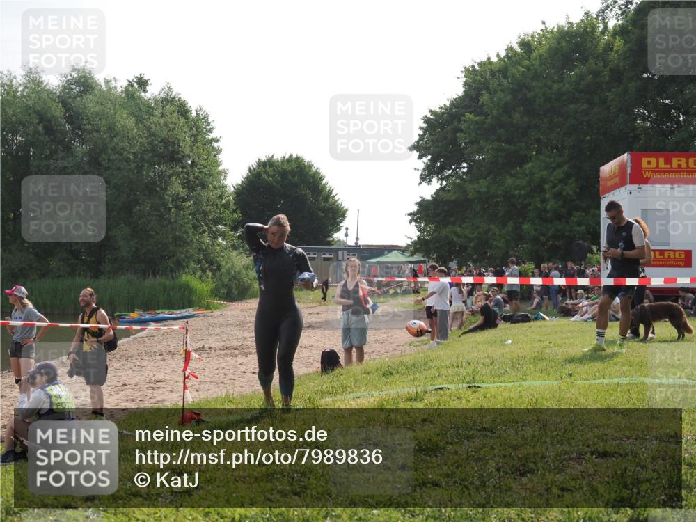 15.06.2025 - 27. Vierlanden-Triathlon KatJ http://msf.ph/oto/7989836 15.06.2025 09:09:07 Schwimmen 199, 204 meine-sportfotos.de