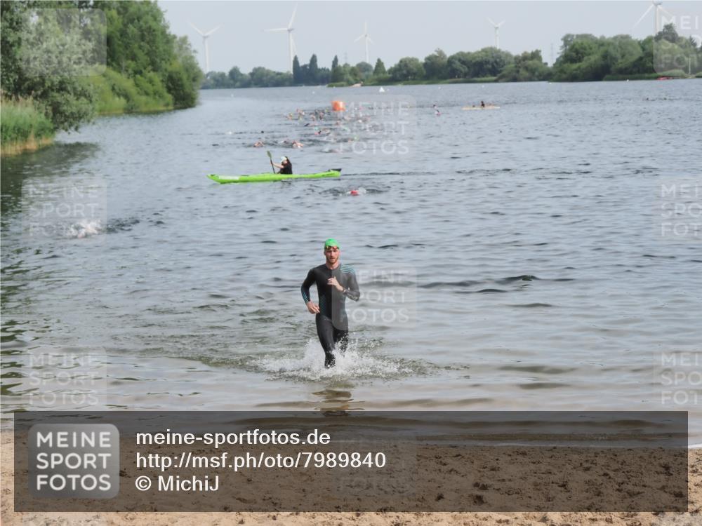 21.06.2025 - 27. Vierlanden-Triathlon MichiJ http://msf.ph/oto/7989840 15.06.2026 09:52:42 Schwimmen 313 meine-sportfotos.de