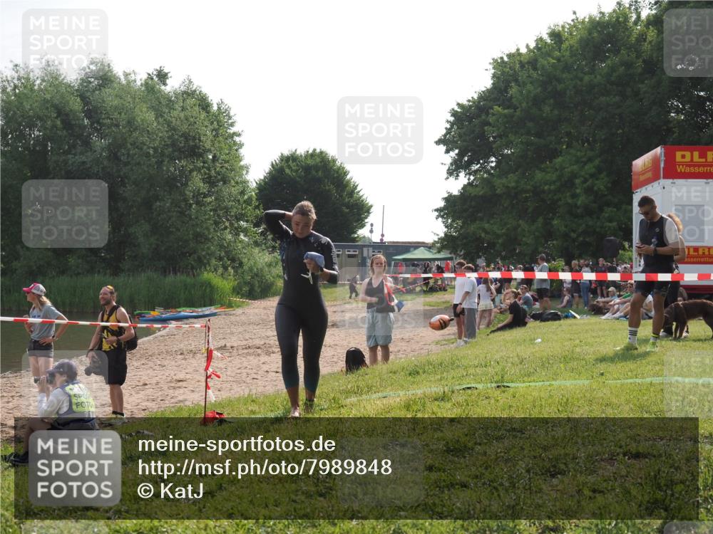 15.06.2025 - 27. Vierlanden-Triathlon KatJ http://msf.ph/oto/7989848 15.06.2025 09:09:07 Schwimmen 199, 204 meine-sportfotos.de