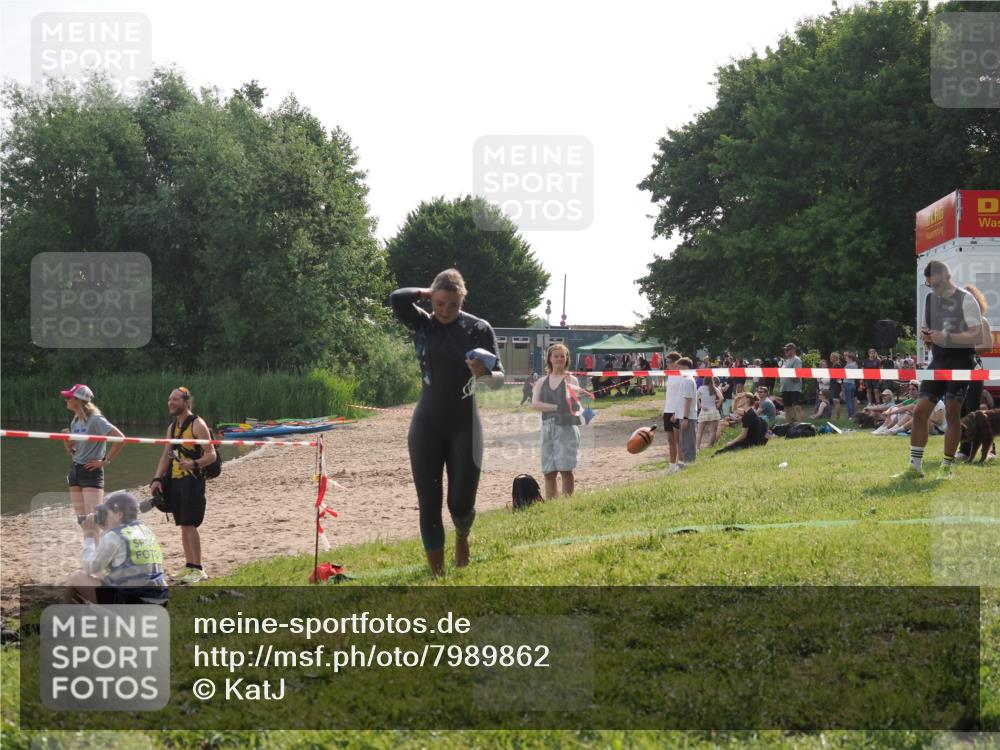 15.06.2025 - 27. Vierlanden-Triathlon KatJ http://msf.ph/oto/7989862 15.06.2025 09:09:07 Schwimmen 199, 204 meine-sportfotos.de