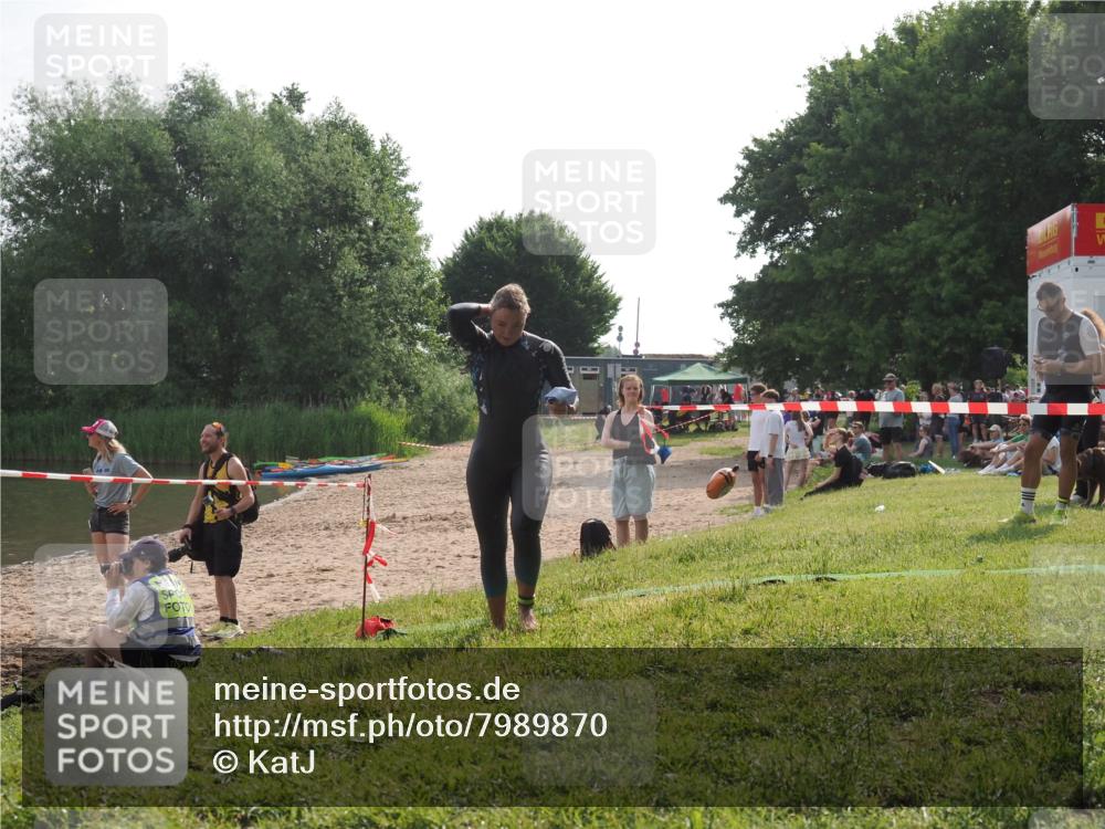 15.06.2025 - 27. Vierlanden-Triathlon KatJ http://msf.ph/oto/7989870 15.06.2025 09:09:07 Schwimmen 199, 204 meine-sportfotos.de