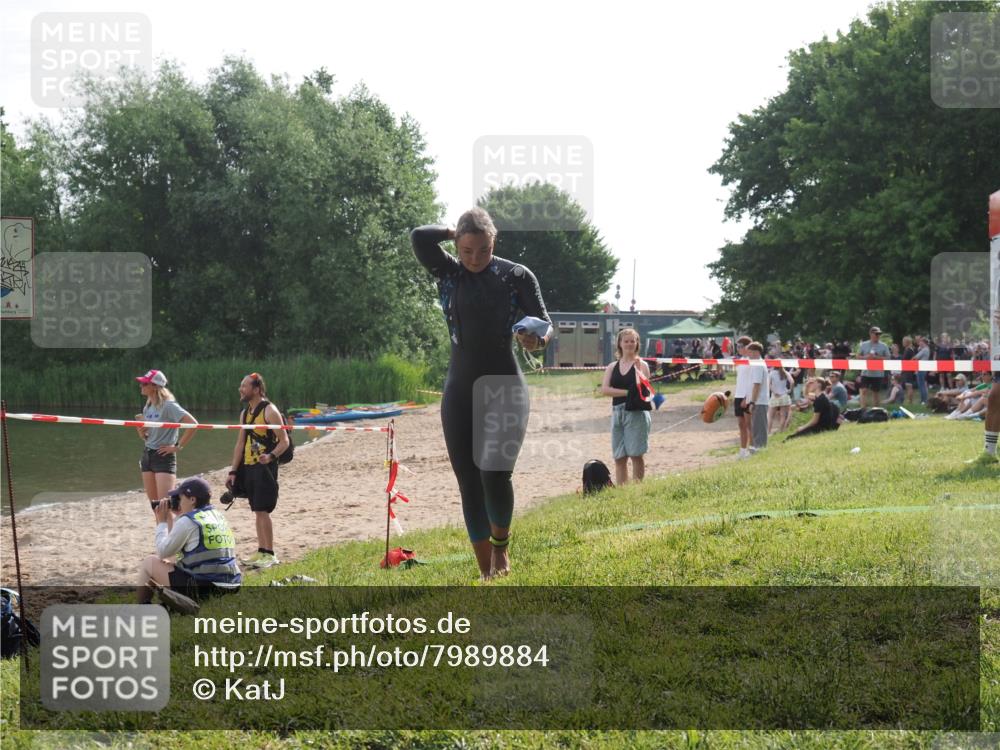 15.06.2025 - 27. Vierlanden-Triathlon KatJ http://msf.ph/oto/7989884 15.06.2025 09:09:08 Schwimmen 199, 204 meine-sportfotos.de