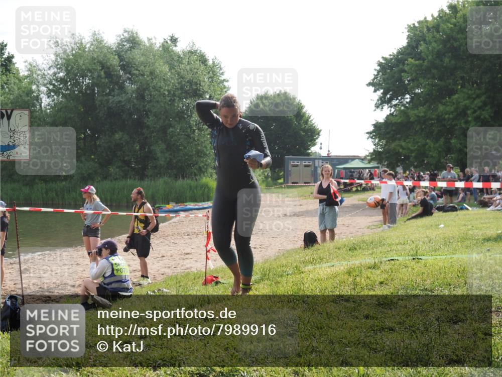 15.06.2025 - 27. Vierlanden-Triathlon KatJ http://msf.ph/oto/7989916 15.06.2025 09:09:09 Schwimmen 199, 204 meine-sportfotos.de