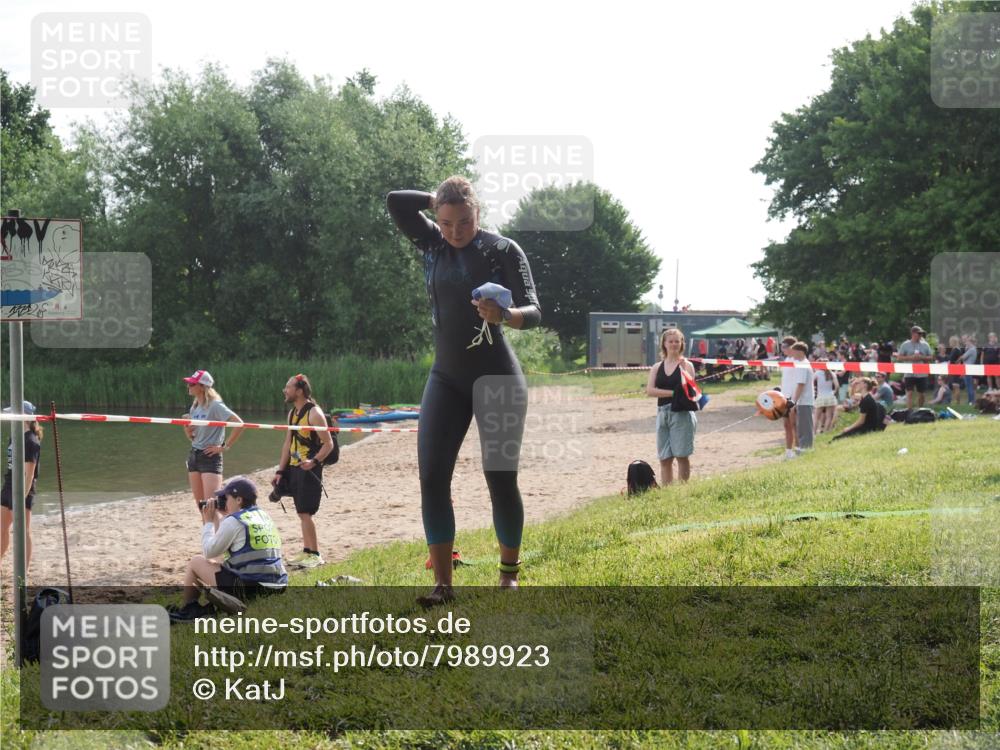 15.06.2025 - 27. Vierlanden-Triathlon KatJ http://msf.ph/oto/7989923 15.06.2025 09:09:09 Schwimmen 199, 204 meine-sportfotos.de