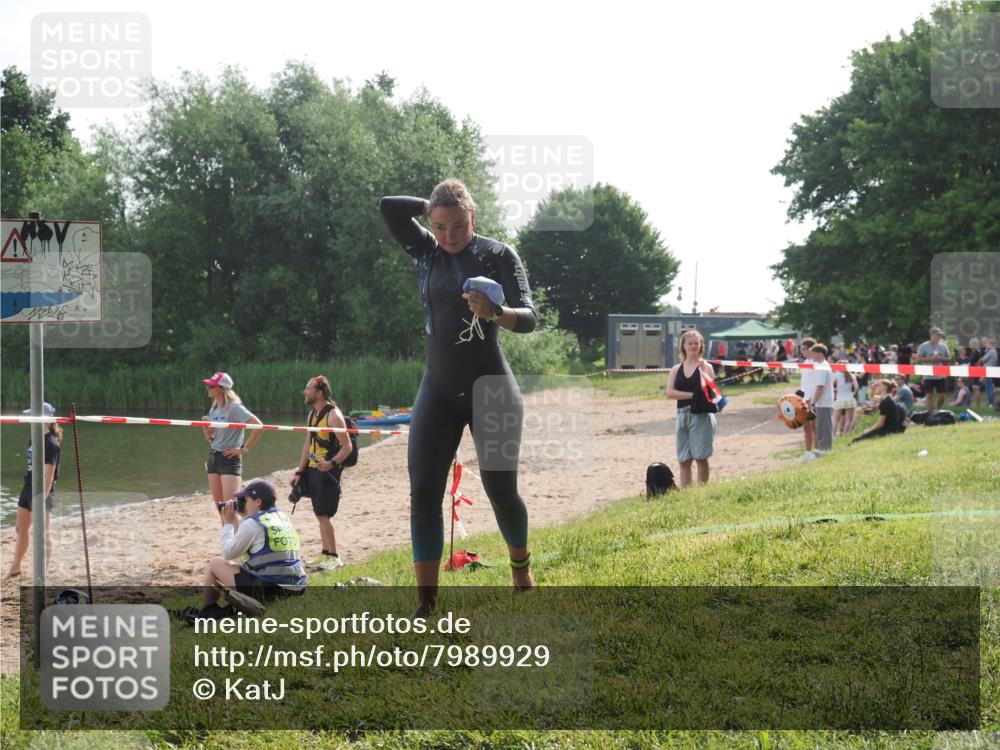 15.06.2025 - 27. Vierlanden-Triathlon KatJ http://msf.ph/oto/7989929 15.06.2025 09:09:09 Schwimmen 199, 204 meine-sportfotos.de