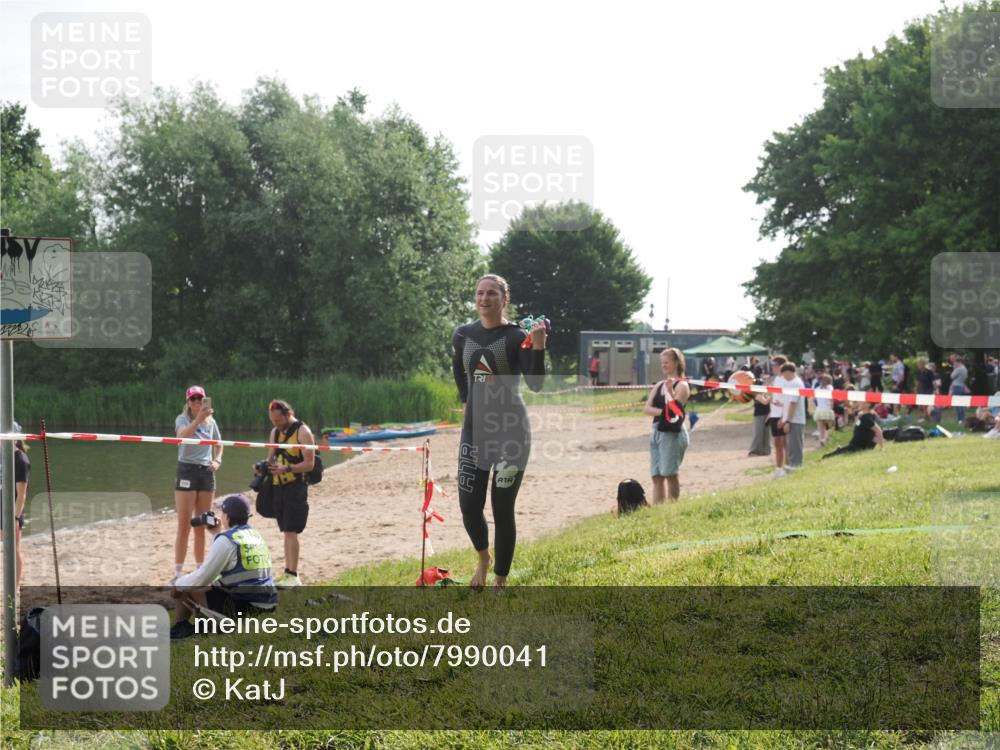 15.06.2025 - 27. Vierlanden-Triathlon KatJ http://msf.ph/oto/7990041 15.06.2025 09:09:25 Schwimmen 224 meine-sportfotos.de