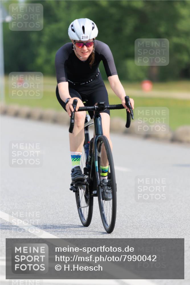 15.06.2025 - 27. Vierlanden-Triathlon H.Heesch http://msf.ph/oto/7990042 15.06.2025 09:44:33 Radfahren 4, 15, 210 meine-sportfotos.de