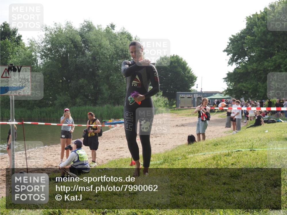 15.06.2025 - 27. Vierlanden-Triathlon KatJ http://msf.ph/oto/7990062 15.06.2025 09:09:27 Schwimmen 224 meine-sportfotos.de