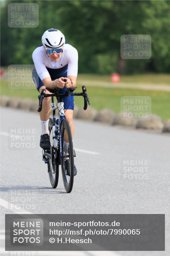 15.06.2025 - 27. Vierlanden-Triathlon H.Heesch http://msf.ph/oto/7990065 15.06.2025 09:44:48 Radfahren 8, 16, 171 meine-sportfotos.de