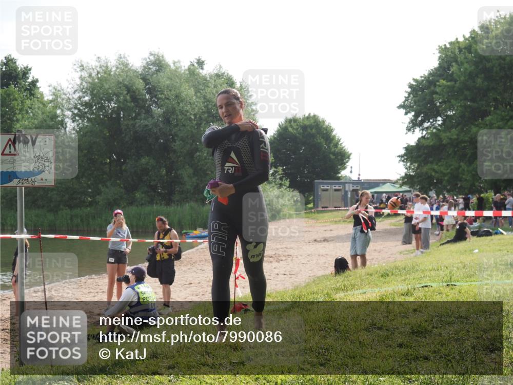 15.06.2025 - 27. Vierlanden-Triathlon KatJ http://msf.ph/oto/7990086 15.06.2025 09:09:27 Schwimmen 224 meine-sportfotos.de